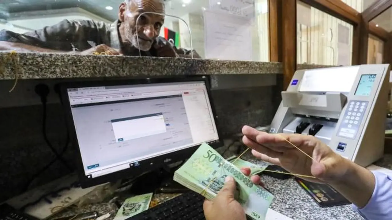 مصيدة الدولار تؤزم ليبيا: عجز مالي وضغوط متزايدة على الدينار